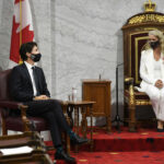 Le premier ministre Justine Trudeau est à la gauche de la Gouverneure Générale, Sylvie Payette. Les deux arborent un masque.