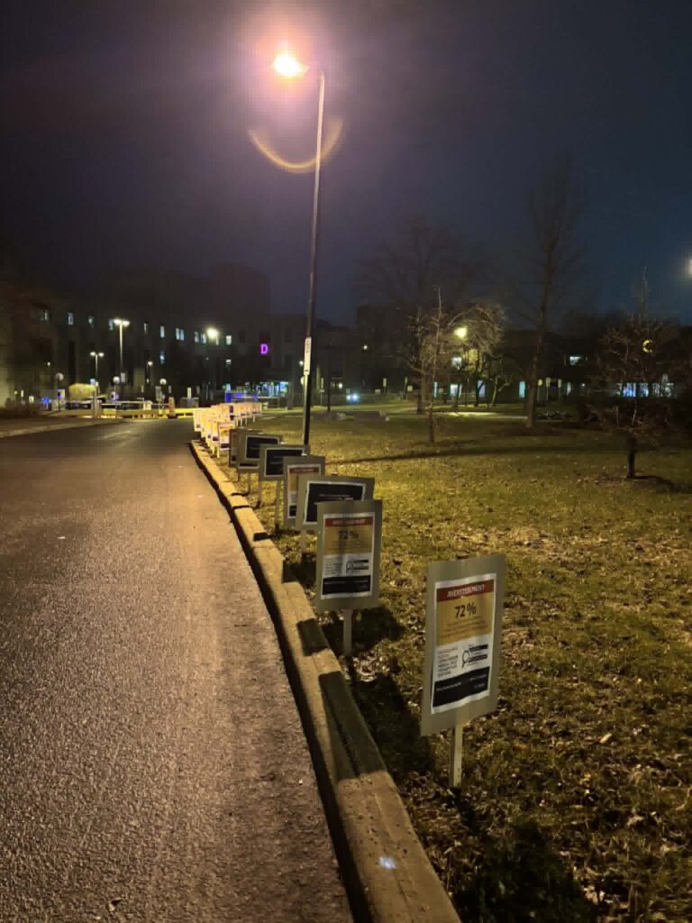 Peut être une image de éclairage, rue, route et texte
