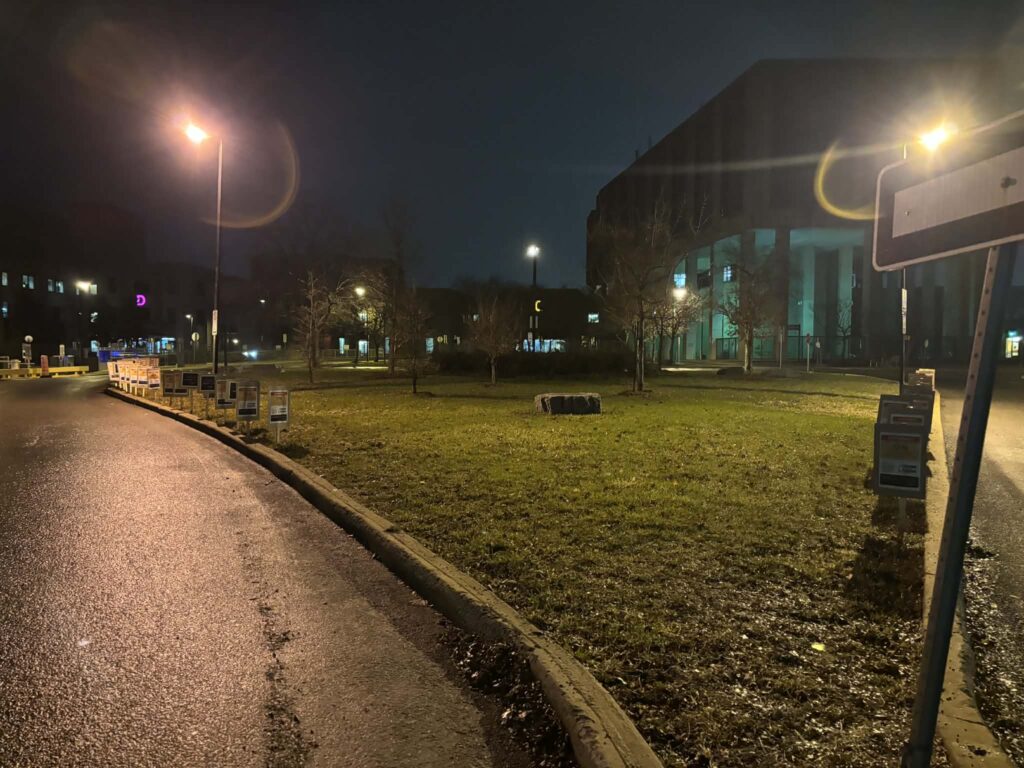 Peut être une image de rue, herbe et route
