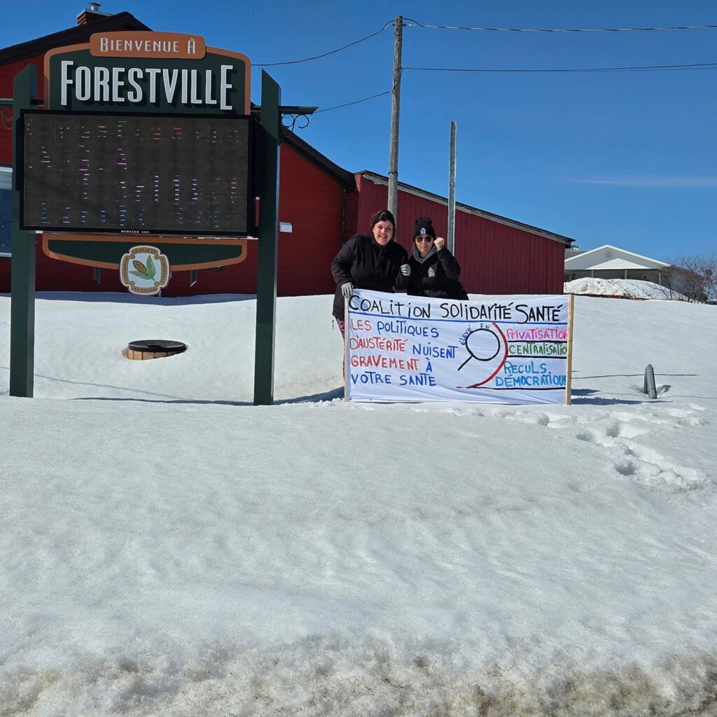 Peut être une image de arctique et texte : « BIENVENUE Й FORESTVILLE COALiTION ¡ON SOliDAritÉ SANE LES POLiTIQUES LIQUES PrIVATISATICK DAUSTÉRITE DANSTERTENUSENT NUISENT CENIRAiSAO GRAVEMENT RECUL VOTRESANTE SANTE VOTRE DEMOCRANO RATOU »
