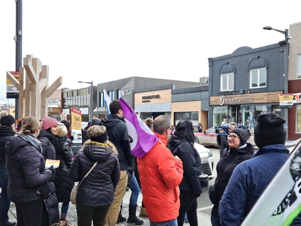 Peut être une image de foule et texte