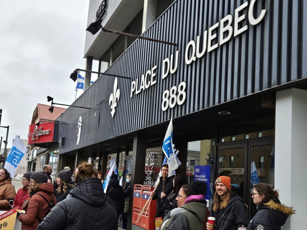 Peut être une image de une ou plusieurs personnes, foule et texte