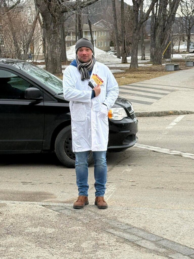 Peut être une image de auto et route
