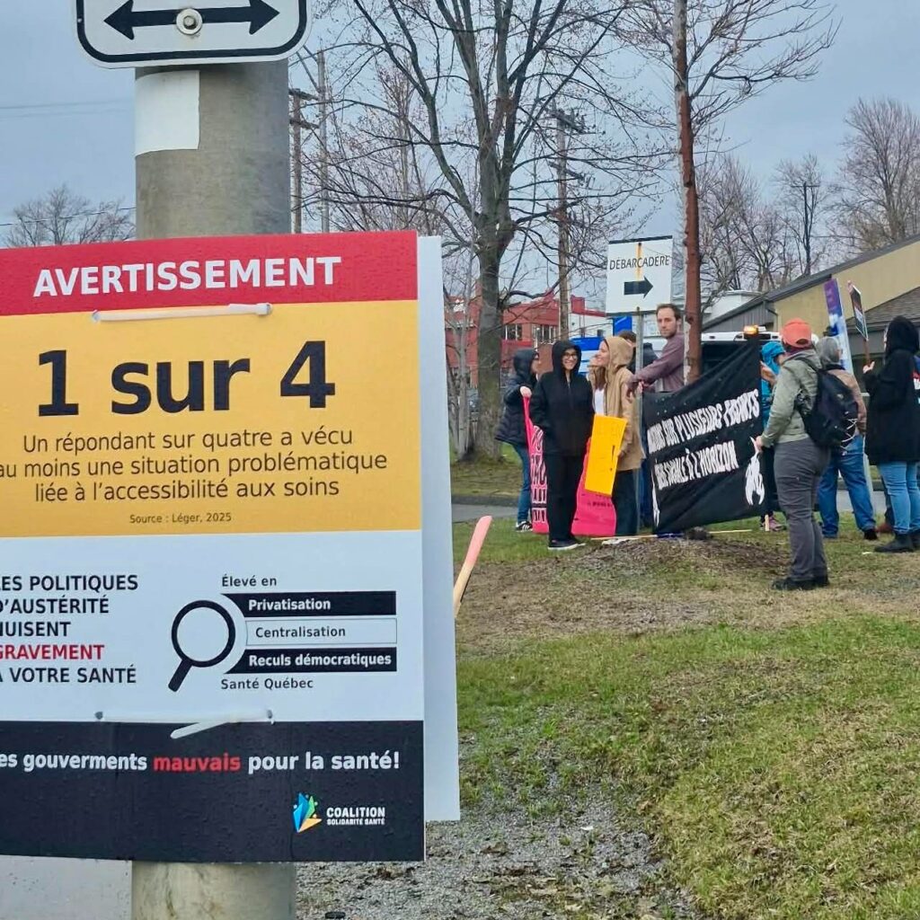 Peut être une image de texte : « AVERTISSEMENT reAneaCETE 1 sur 4 Un répondant sur quatre vécu u moins une situation problématique liée l'accessibilité aux soins Sourte: Léger, 2025 Élevé en Privatisation ES POLITIQUES 'AUSTÉRITÉ UISENT RAVEMENT VOTRE SANTÉ Centralisation Reculs démocratiques Santé Québec es gouverments mauvais pour la santé! COALITION জ »