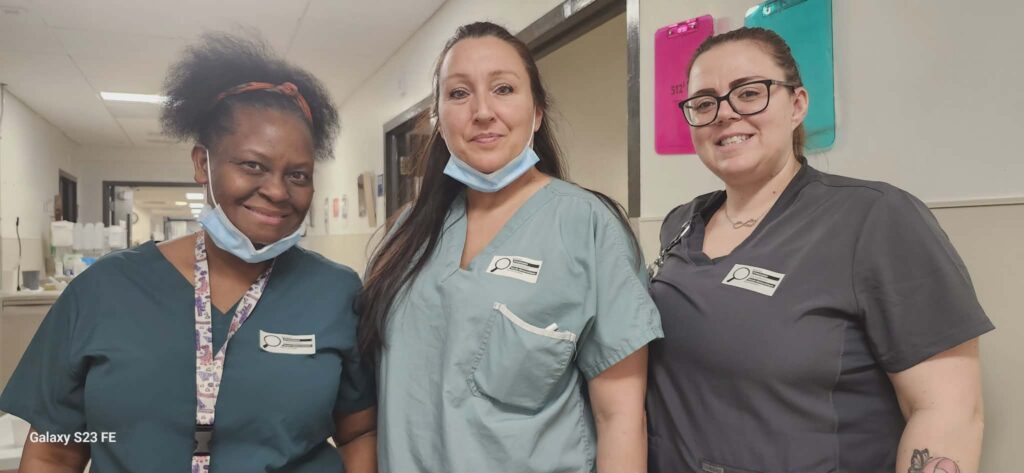 Peut être une image de sourire, hôpital et texte
