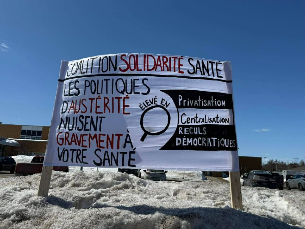 Peut être une image de texte : « EOALITION COALTIONSOLIDARITE SOLIDARITE SANTE LESPOLITIQUES DAUSTÉRITE EIEVEE EN Privatisatio ION NUISENT CentraLisAtioN GRAVEMENTÀ MENTA RECUL UL RE GRAVE DÉMOCR DÉMOCRATiQUE ATiQUES ATi QUE VOTRE SANTÉ »