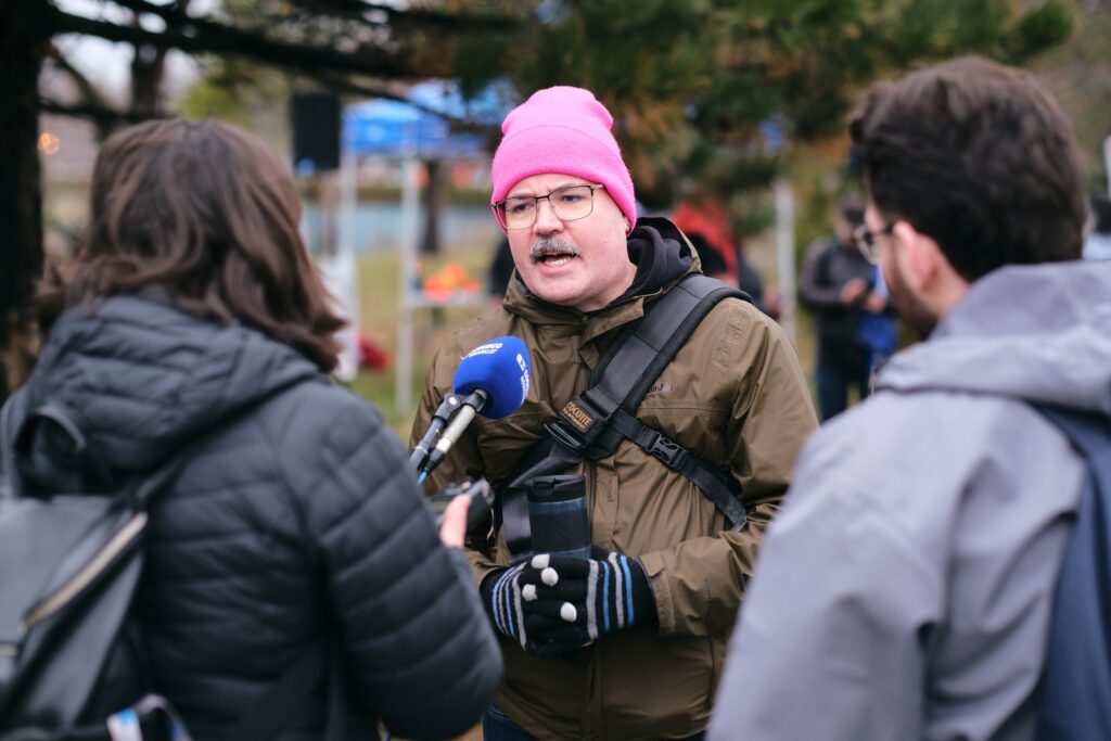 Peut être une image de une ou plusieurs personnes et foule