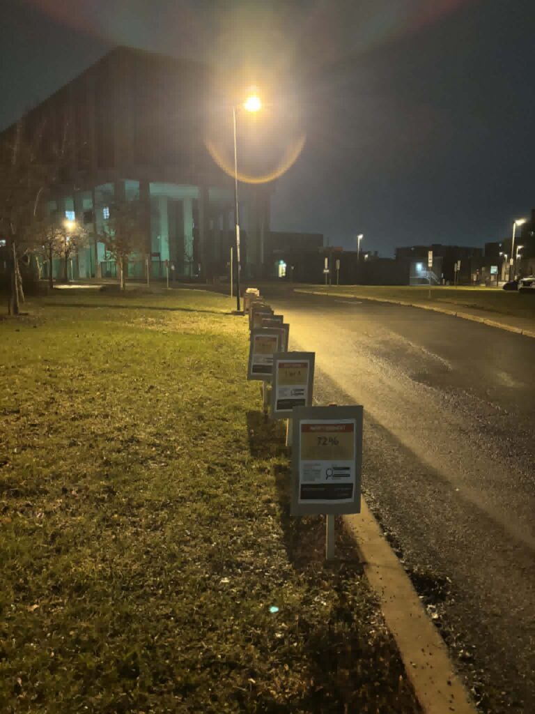 Peut être une image de parking meter, éclairage, route et rue