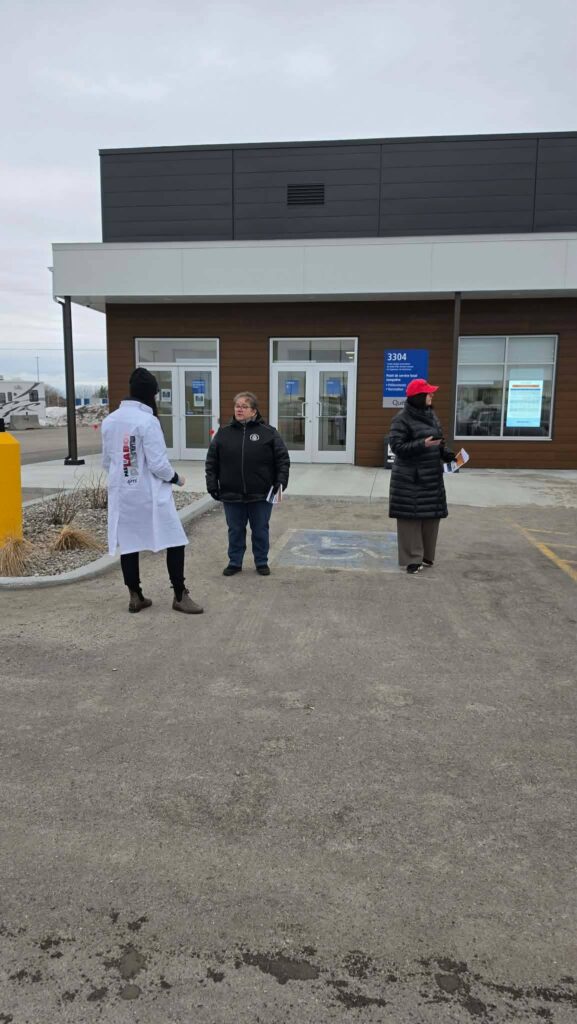 Peut être une image de manteau et hôpital