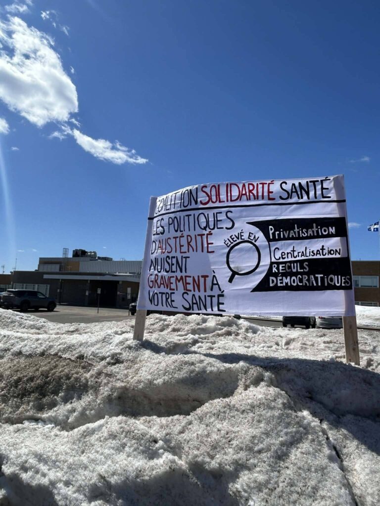 Peut être une image de planche à roulettes et texte : « SOLIDARITE SANTÉ ESPOLITIQUES DAUSTÉRITE νΈΝ EN Privatisati Atis ioN ELEVE Dr CentrALisatioN NUISENT RE ULS GRAVEMENTA, DEMOC ATi DÉMOCRATiQUE QUE VOTRE SANTE »