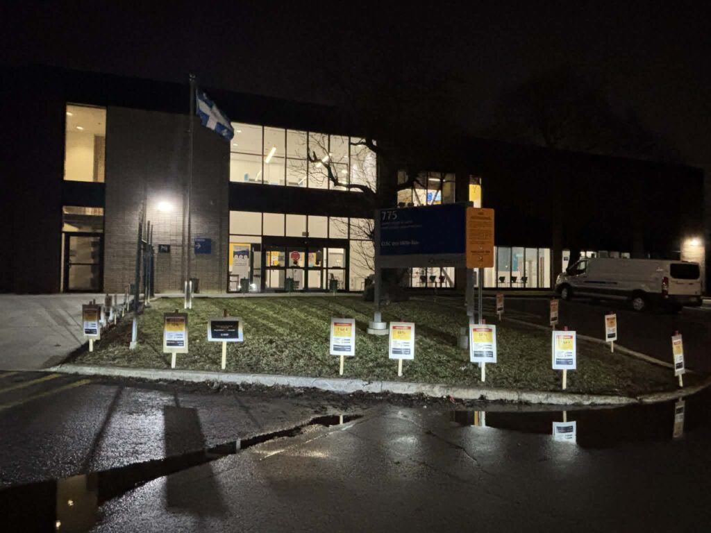 Peut être une image de éclairage, hôpital et texte