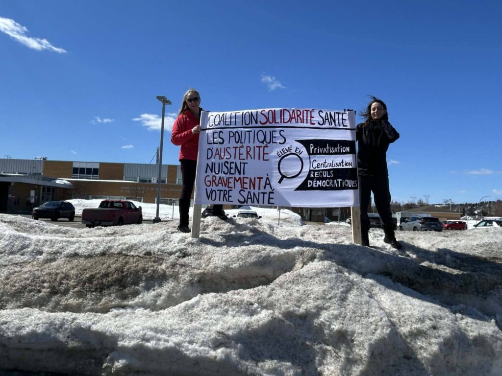 Peut être une image de auto, arctique, route et texte : « COALFIONSOLIDARITESANTE SANTE COAL LES POLITIQUES DAUSTERITE ¿IEVE ZIEVEEN EV PrivATiSATiON ION NUISENT CentraLisatioN Centra RE GRAVEMENTA DÉMOCRATIQ ATiO QUE VOTRE SANTE 動肉花快M »