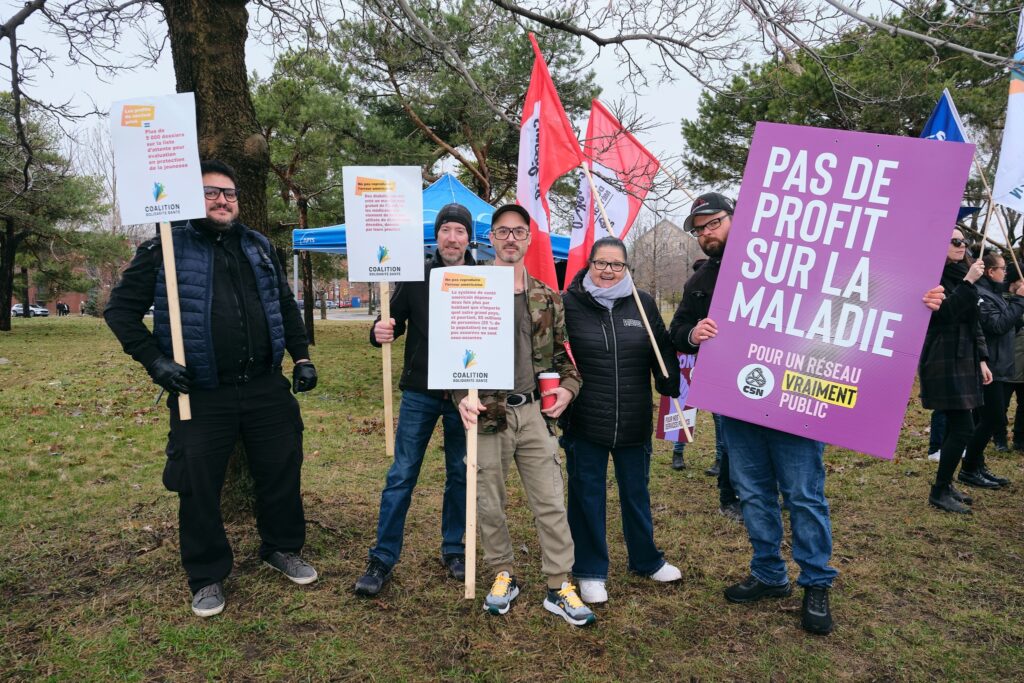 Peut être une image de une ou plusieurs personnes et texte