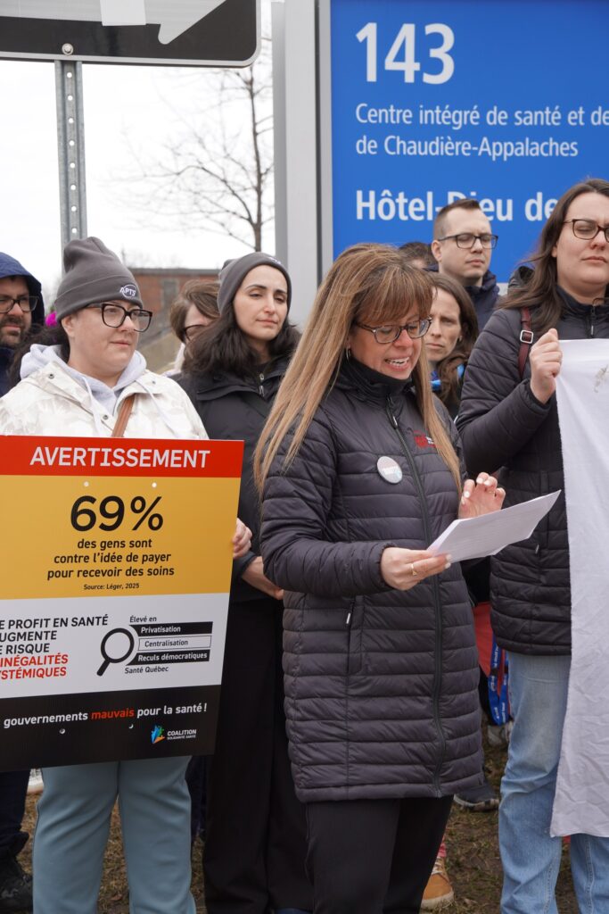Peut être une image de ‎une ou plusieurs personnes et ‎texte : « ‎143 Centre intégré de santé et de de Chaudière-Appalaches Chaudière- Hôtel-Dieu Nieu eu df AVERTISSEMENT 69% des gens sont contre contrel'idédpayer l'idée pr pour recevoir des soins Source: Légn eger, ,20 2025 PROFITE EN SANTÉ GMENTE RISQUE NÉGALITÉS STEMIQUES Privatisation Cantralisacian Reculsdi dimacraciques Santé ec gouvernements mauvai pour la santé! COAL نم‎ »‎‎
