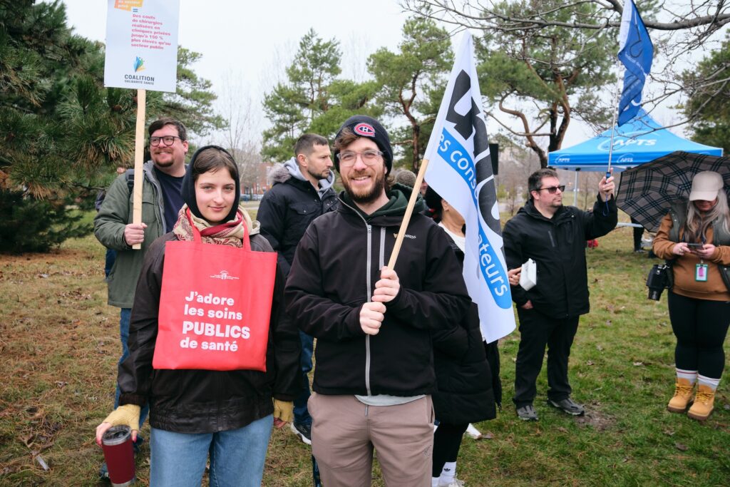 Peut être une image de foule et texte