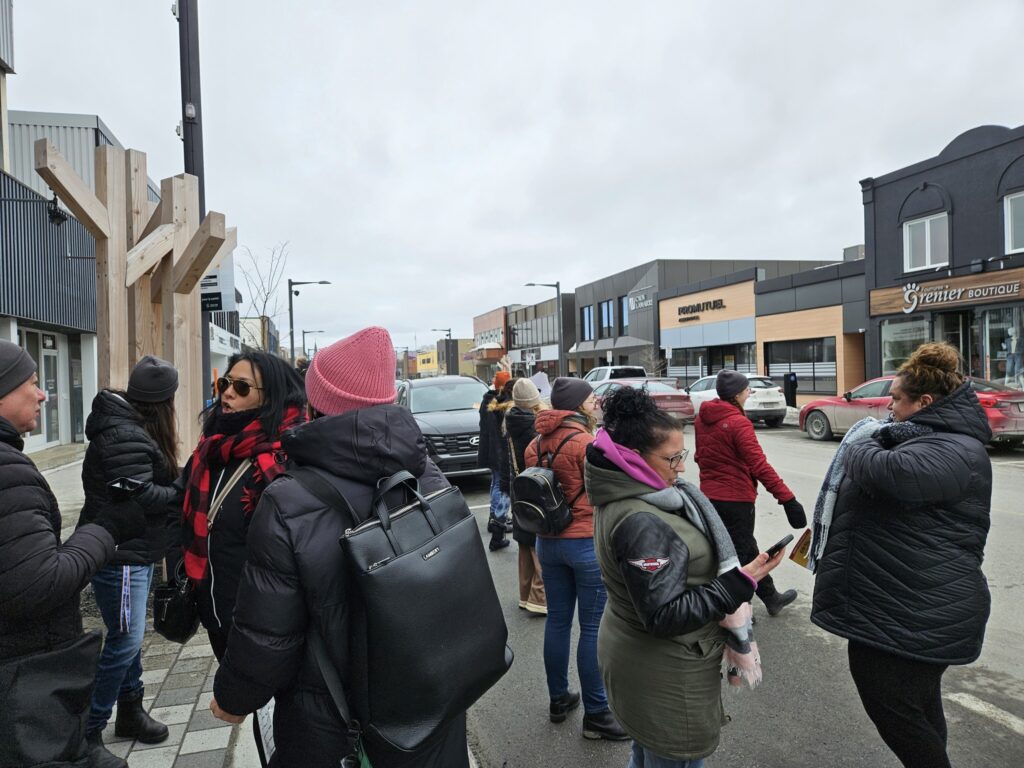 Peut être une image de foule et rue