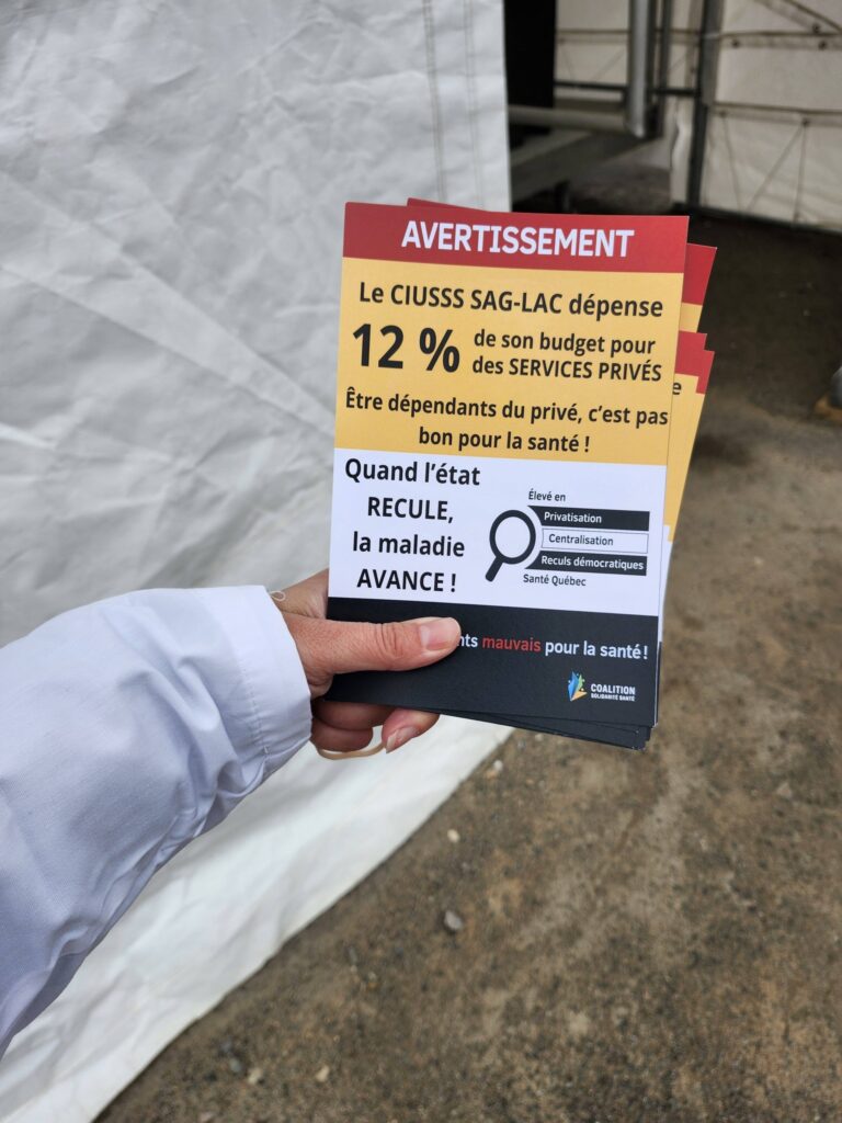 Peut être une image de talon de billet et texte : « AVERTISSEMENT Le CIUSSS SAG-LAC dépense 12 % de son budget pour des SERVICES PRIVÉS Être dépendants du privé, c'est pas a bon pour la santé Quand l'état RECULE, Élevéen Privatisation la maladie Centralsaticn AVANCE! O Reculs démotratiques a Québec nts nauvais pour mauvaispourlasantét la santé! COALITION »