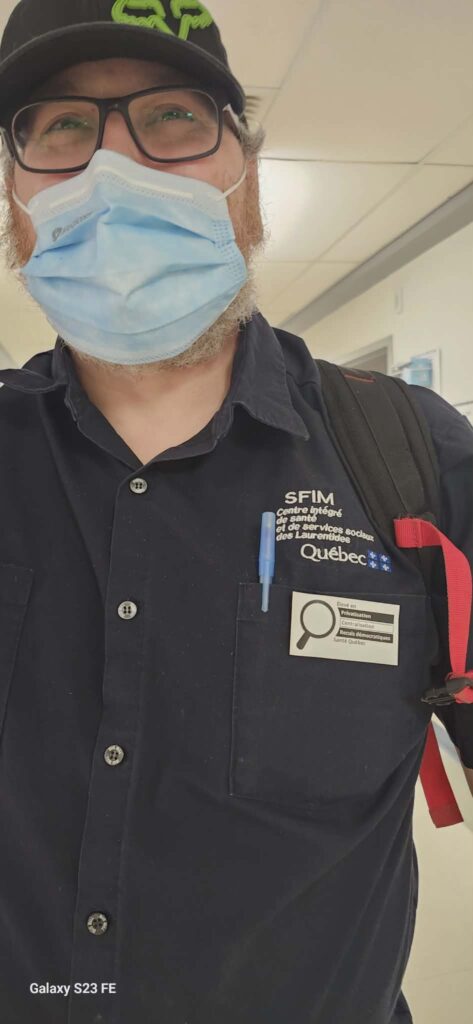 Peut être une image de une ou plusieurs personnes, hôpital et texte